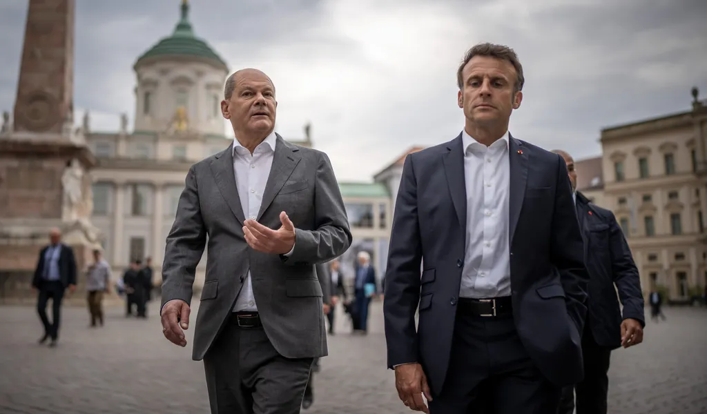 Ambiguity of Macron, Transparency of Scholz