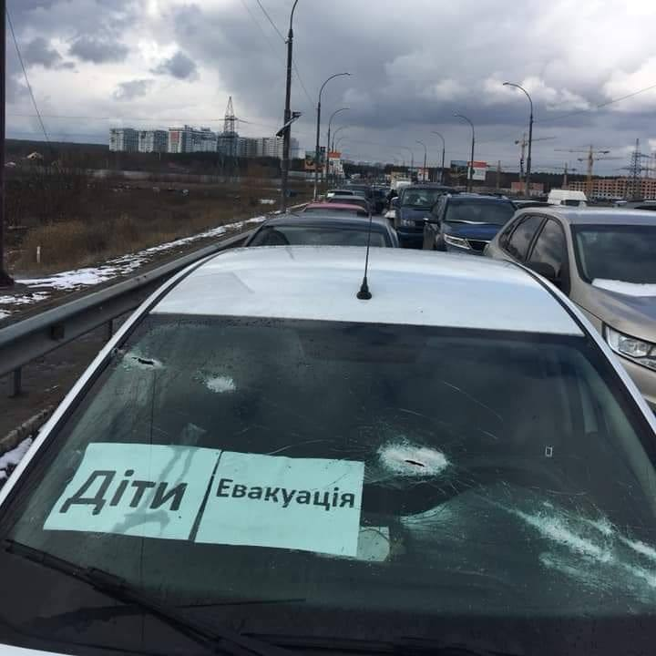 Росія обстрілює гумкоридори на Луганщині й у Маріуполі: чи можлива евакуація