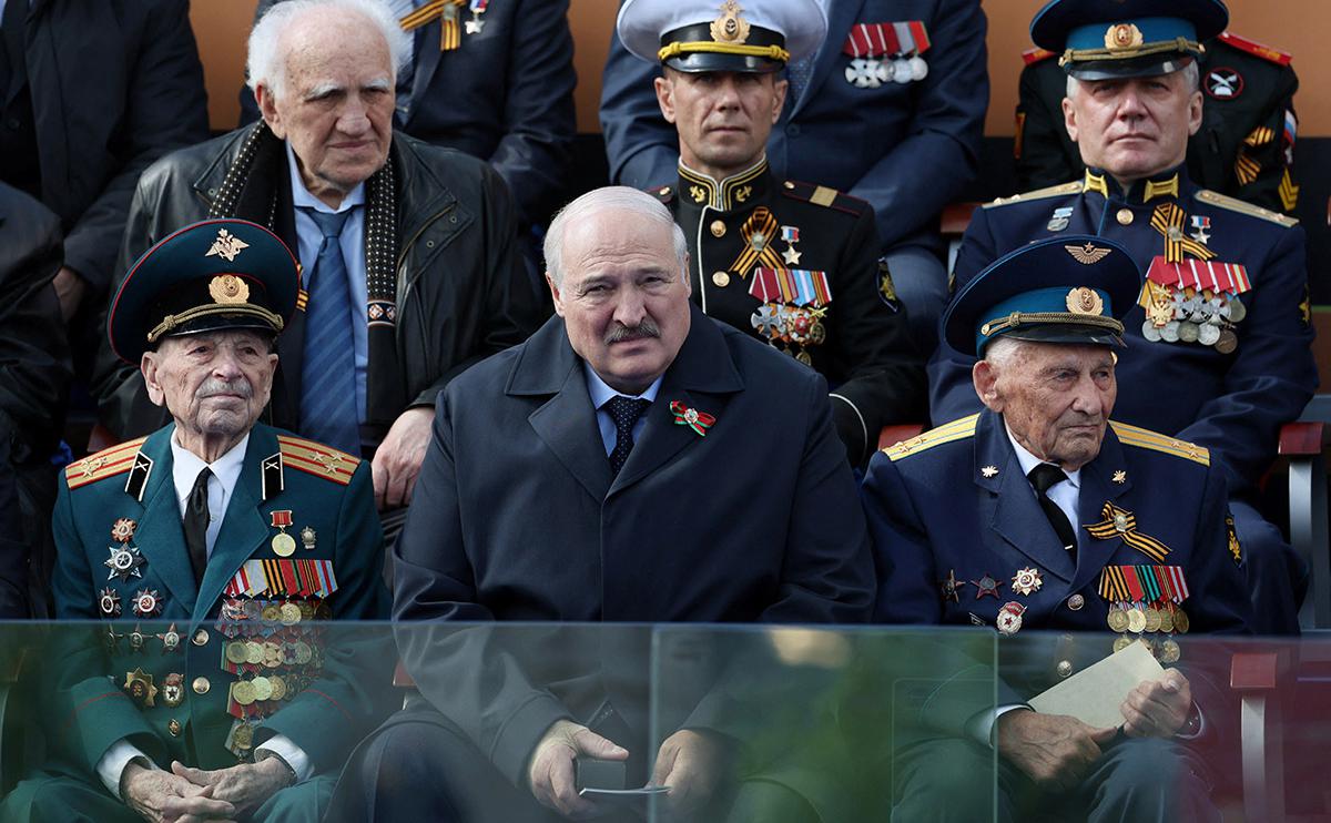 Почему Лукашенко так скрутило на параде у Путина?