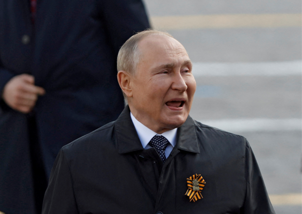 Почему у Путина по губам течет, но в рот не попадает?