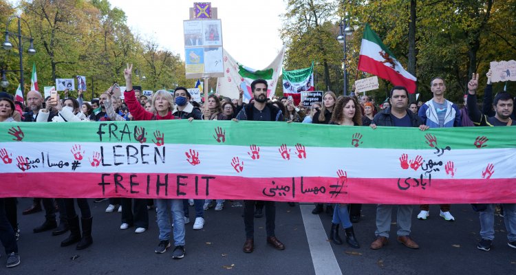Иранцы и украинцы против Хаменеи. Массовый протест в Берлине (Фото)