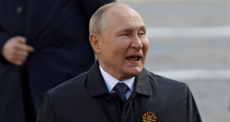 Почему у Путина по губам течет, но в рот не попадает?